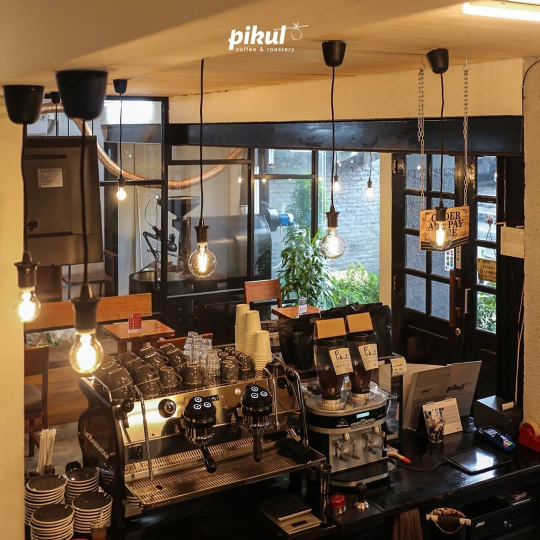 Pikul Coffee: Waiting Out Jakarta's Traffic Pikul Coffee: Waiting Out Jakarta's Traffic