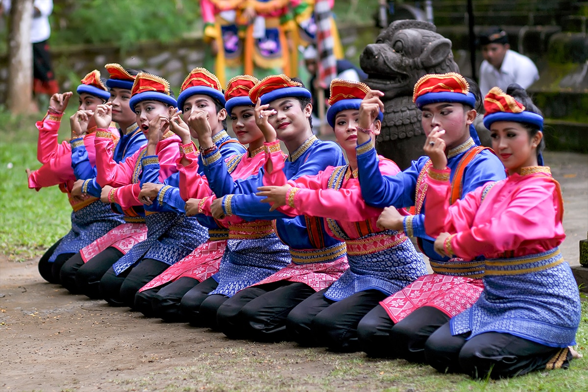 a row of Saman dancers