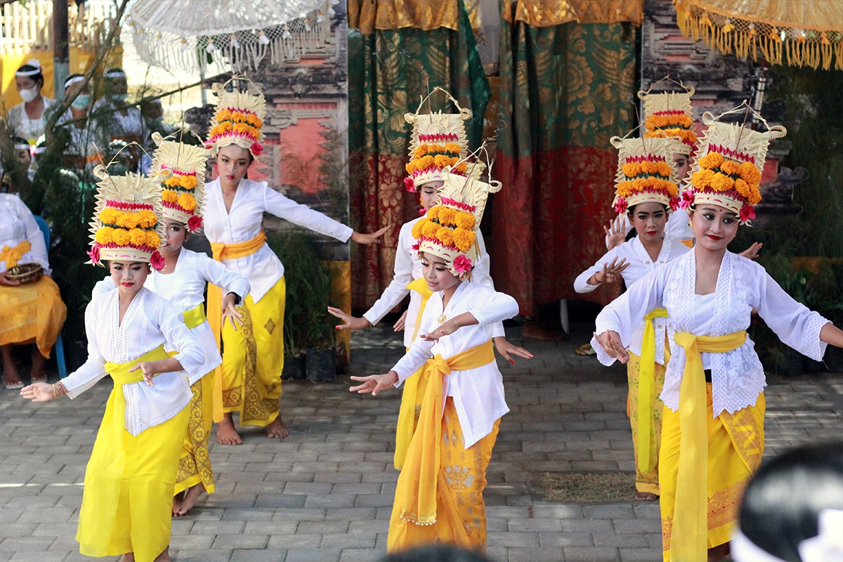 a group of Balinese dancer